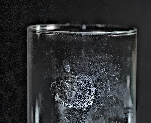 Fingerabdruck auf Glas 